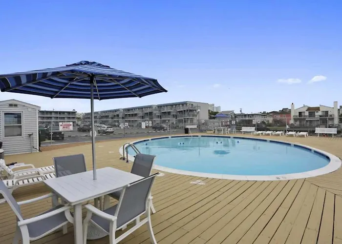 Inviting Bayfront Escape With Outdoor Seating Pool And Great Location Holiday home