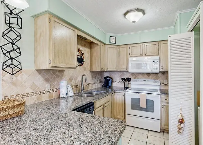 Inviting Bayfront Escape With Outdoor Seating Pool And Great Location Holiday home