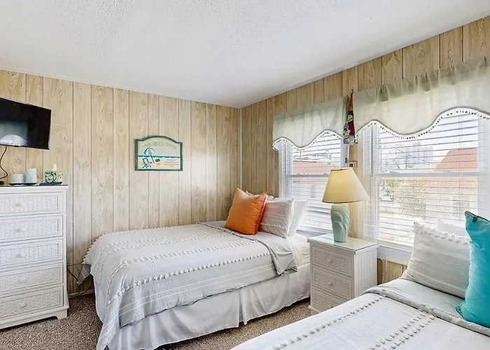 Inviting Bayfront Escape With Outdoor Seating Pool And Great Location *