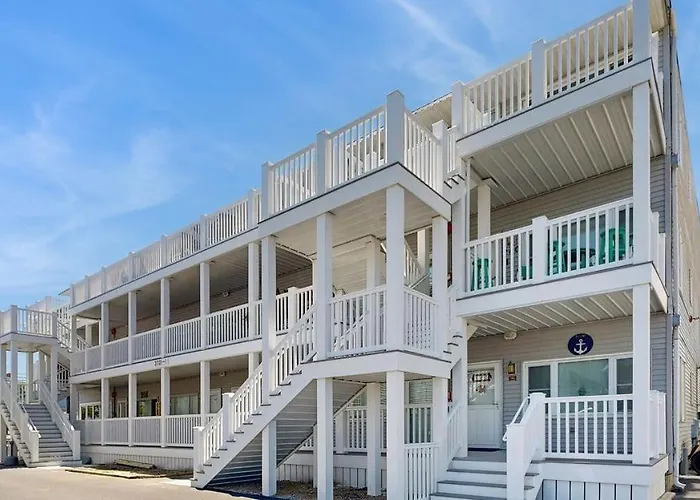 Inviting Bayfront Escape With Outdoor Seating Pool And Great Location Holiday home Ocean City