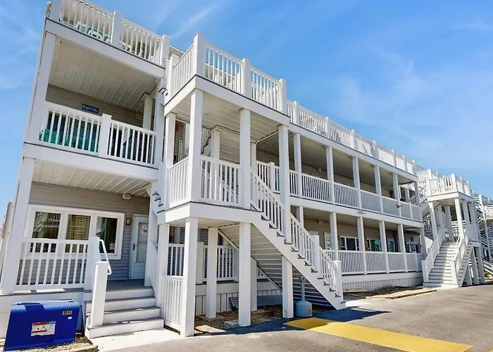 Inviting Bayfront Escape With Outdoor Seating Pool And Great Location Holiday home *